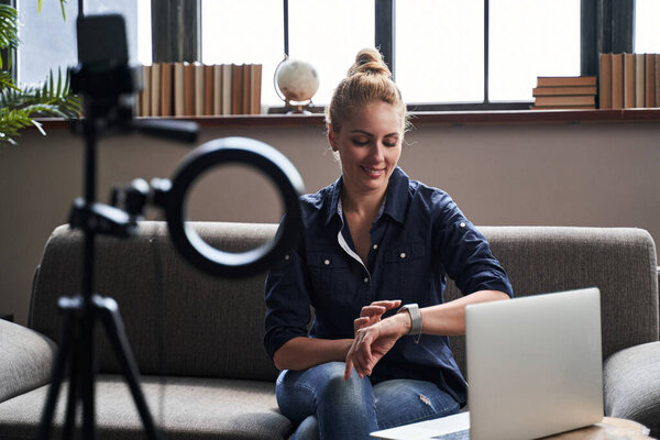 Позитивная юная леди с умными часами и улыбкой