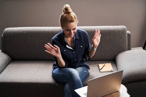 Profesor positivo trabajando en línea y buscando emocionado — Foto de Stock