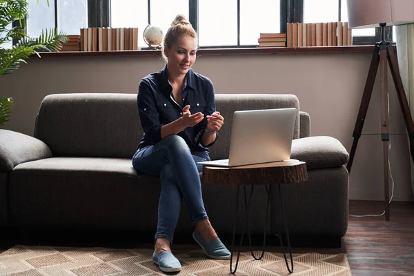 Vänlig dam gest när du arbetar online på videomöte — Stockfoto