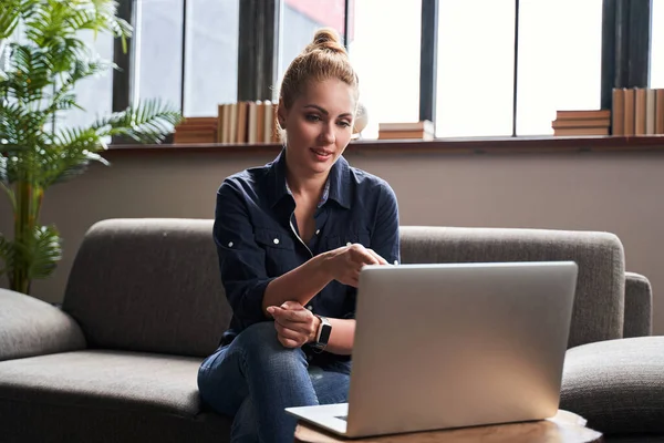 Nyugodt gyönyörű nő beszél az online találkozón — Stock Fotó