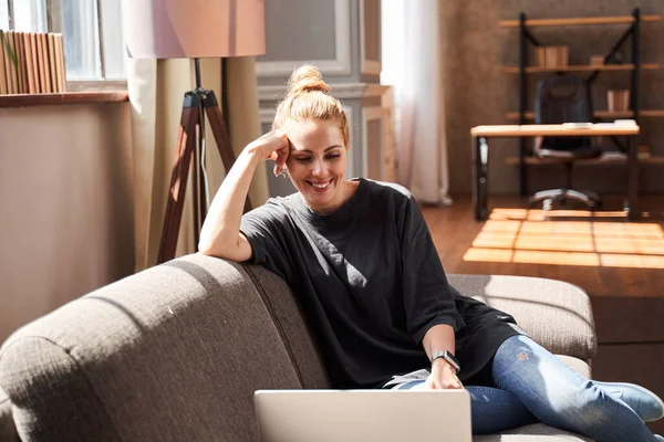 Leende dam har möte med psykolog på nätet — Stockfoto