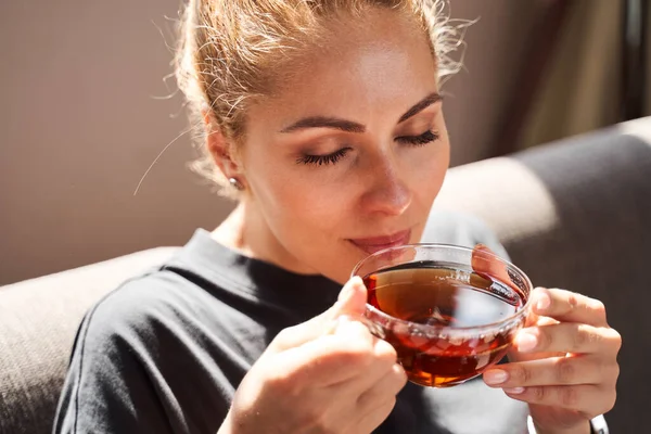 Enjoying the smell of delicious black tea in free time — Stock Photo, Image