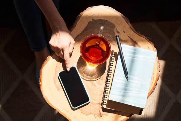 Gadget chá e artigos de papelaria suprimentos na mesa de café — Fotografia de Stock