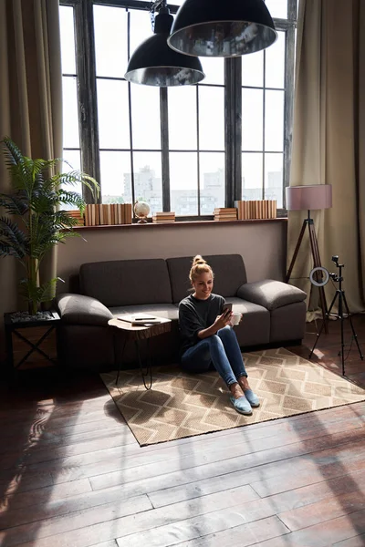 Alegre blogger relajándose en casa en cómoda sala de estar — Foto de Stock