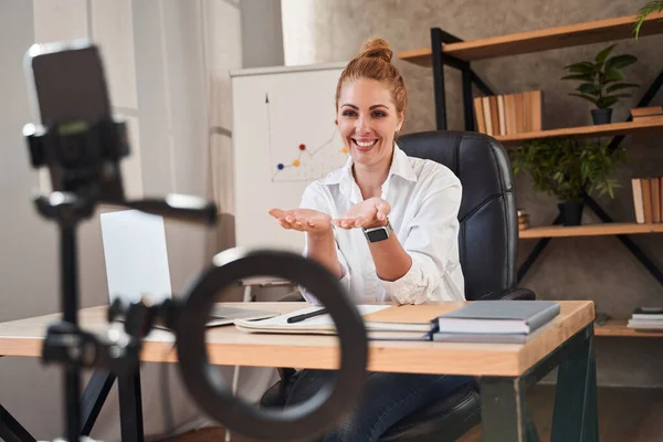 Zufriedene Lehrerin spricht online mit ihren Schülern und lächelt — Stockfoto