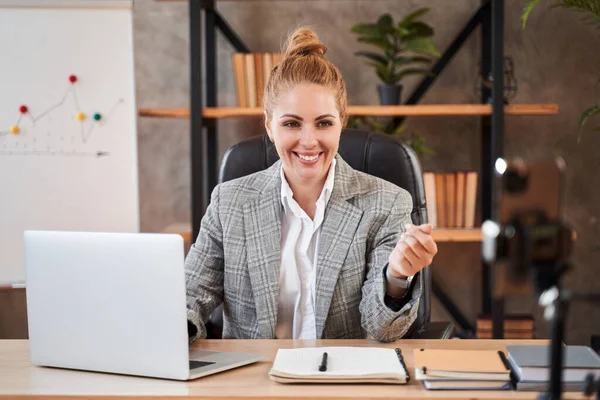 Empresario positivo teniendo videollamada y sonriendo — Foto de Stock