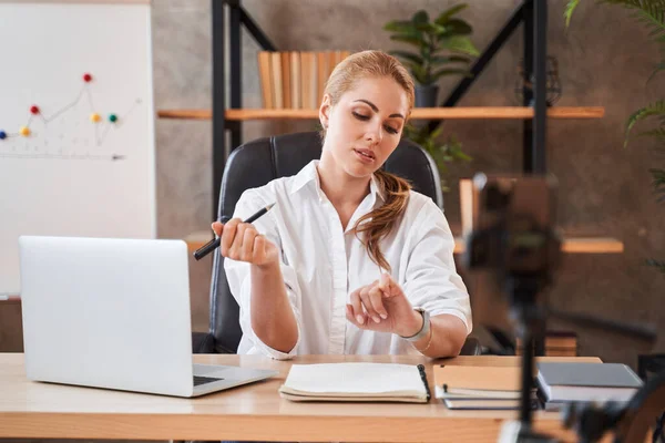 Gerente de calma comprobar el tiempo durante el trabajo distante — Foto de Stock