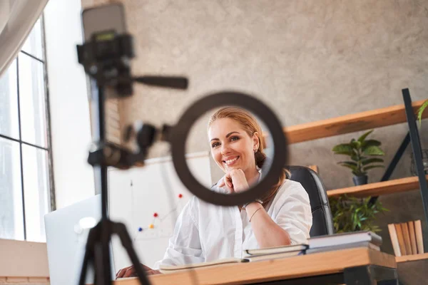 Director de Recursos Humanos contento sonriendo a la cámara en la entrevista de trabajo — Foto de Stock