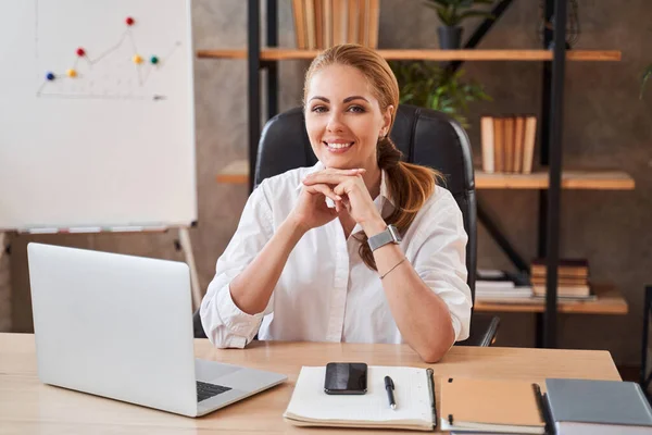 Ruhige Dame genießt ihren Arbeitstag und lächelt — Stockfoto