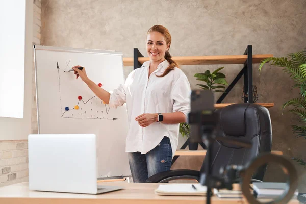オンライン会議中にホワイトボードに描かれた幸せな女性 — ストック写真