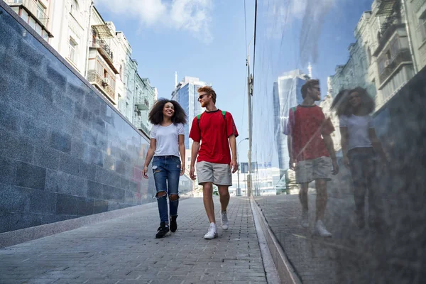 Fröhliches junges Paar verbringt Tag gemeinsam im Freien — Stockfoto