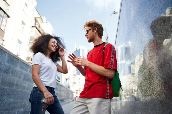 Wesoły mężczyzna i kobieta komunikują się w mieście — Zdjęcie stockowe