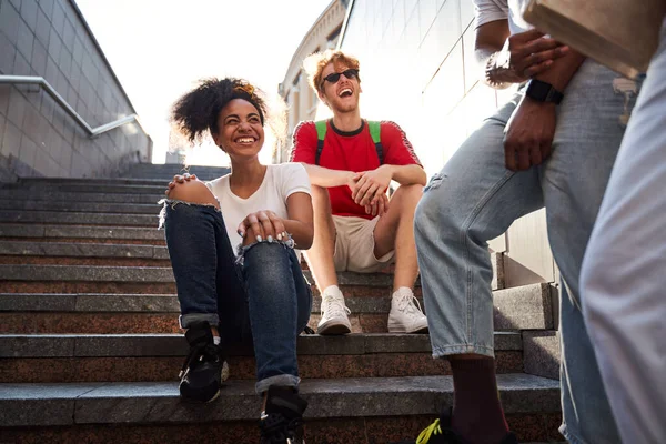 Jóvenes alegres relajándose juntos en el centro de la ciudad — Foto de Stock