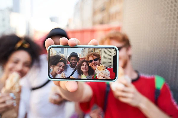 Veselí přátelé fotografování pro mazlení vzpomínek spolu — Stock fotografie