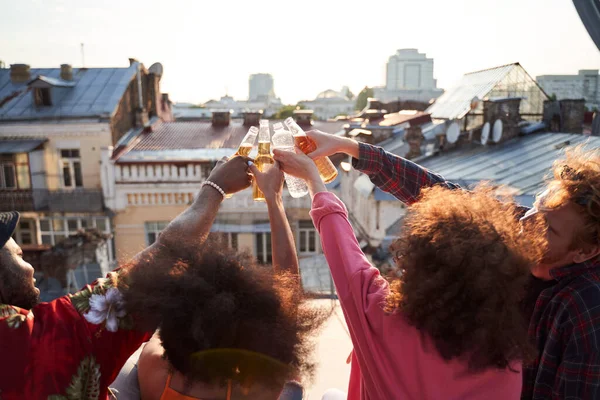 Zwei Paare feiern auf städtischem Dach — Stockfoto