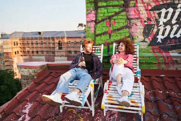Glada unga par dejtar på taket med stadsbilden — Stockfoto