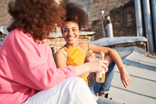 Uśmiechnięte kobiety komunikujące się z napojami na dachu — Zdjęcie stockowe