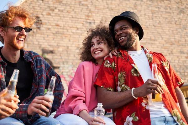 Glückliche junge Freunde bei erfrischenden Getränken im Freien — Stockfoto