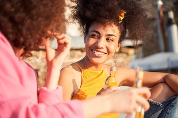 Wanita muda yang bahagia berkomunikasi dengan teman di bawah sinar matahari — Stok Foto