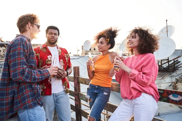 Gelukkige jongeren die samen de zomeravond doorbrengen — Stockfoto