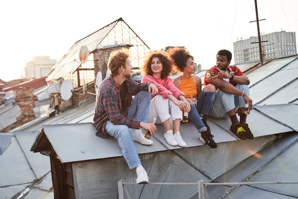 Happy friends relaxing with beer on roof — Stock Photo, Image