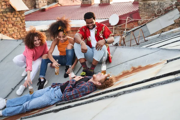 Zabawni młodzi ludzie spędzają wesoły wieczór na dachu — Zdjęcie stockowe