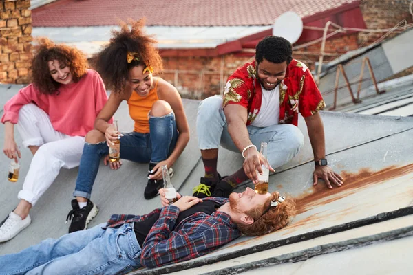 Szczęśliwi przyjaciele bawiący się razem na dachu — Zdjęcie stockowe