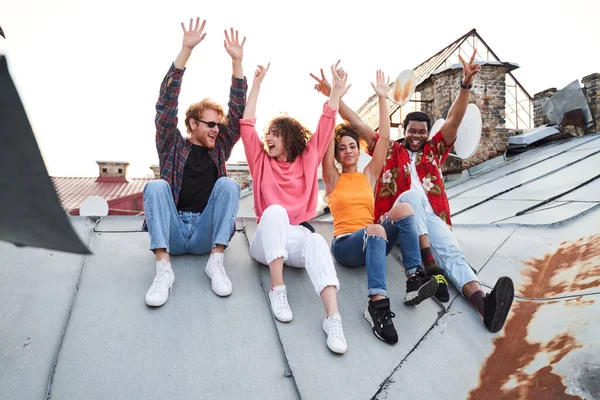 Jolly cuatro personas divirtiéndose en el techo urbano — Foto de Stock