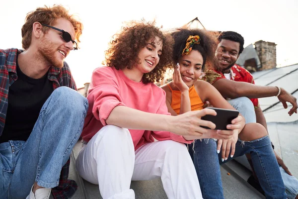 Veselí přátelé pomocí smartphonu na střeše města — Stock fotografie