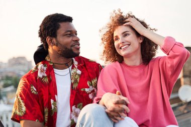 Yaz akşamında aşık neşeli bir çift