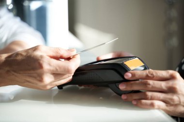 Cep telefonuyla ödeme yapan bir kadın.