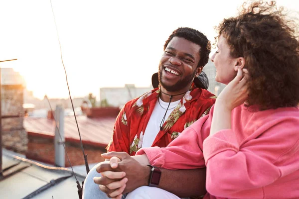 Feliz pareja joven sosteniendo la mano en el techo — Foto de Stock