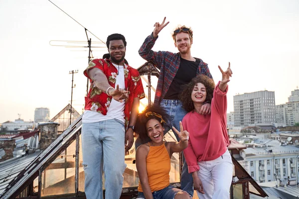 Feliz encuentro de jóvenes amigos en el techo urbano — Foto de Stock