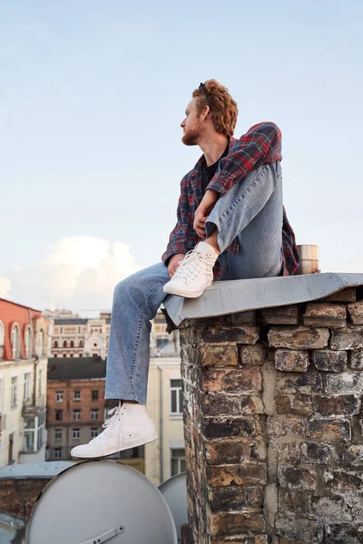 Lugn ung man koppla av på taket i staden — Stockfoto