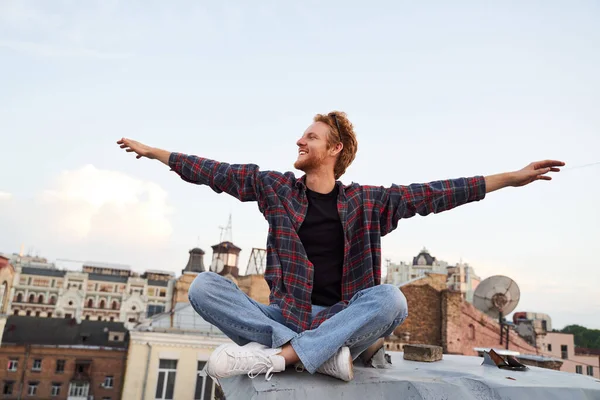 Glädjande attraktiv man gör yoga på taket — Stockfoto