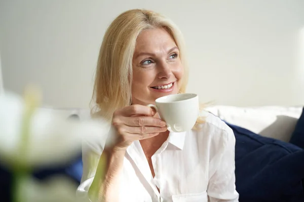 Smiling pretty lady is enjoying hot drink — Stock Photo, Image