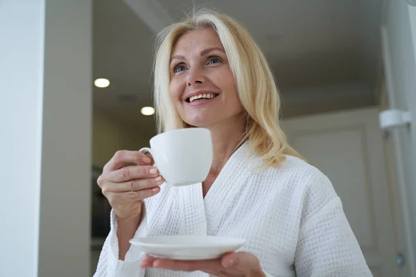 Mujer bonita sonriente con albornoz blanco en el salón de spa — Foto de Stock