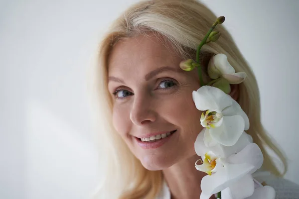 Happy attractive lady looking at the camera — Stock Photo, Image