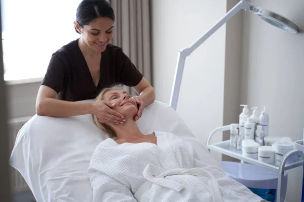 Leende vuxen kvinna med slutna ögon på en massagesoffa — Stockfoto