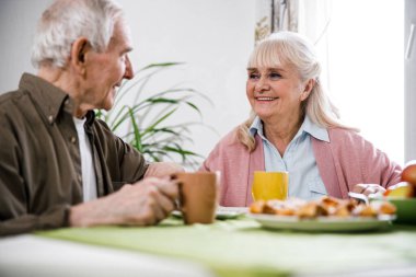 Birlikte yemek yiyen bir çift.