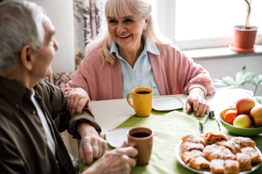 Mutfakta çay içen çift.