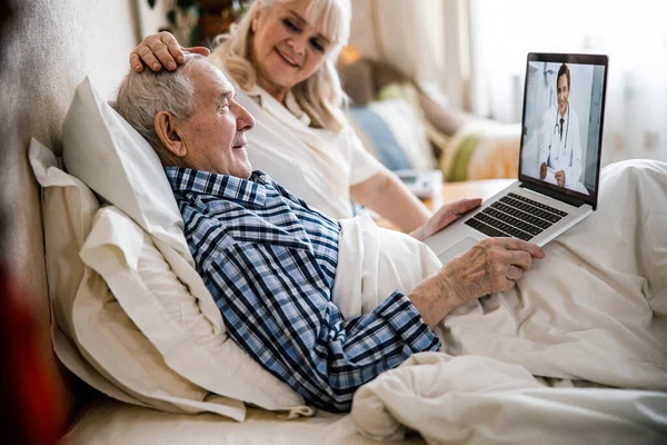 Oudere echtpaar met laptop — Stockfoto