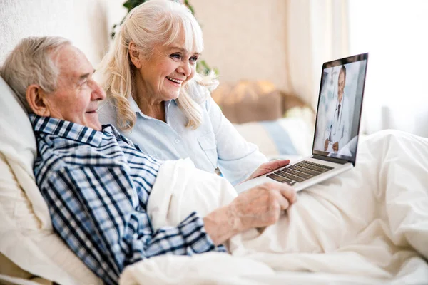 Pareja divirtiéndose con portátil — Foto de Stock