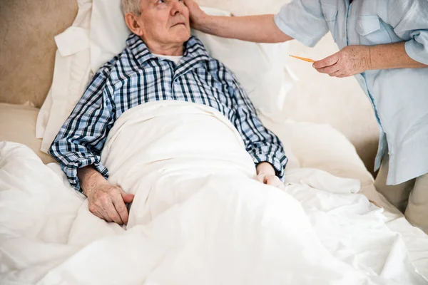 Hombre descansando en casa sintiendo síntomas de la gripe —  Fotos de Stock