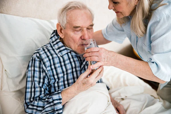 Nő törődő beteg idős férfi — Stock Fotó