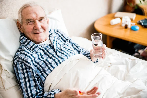 Älterer Mann mit Ergänzungspille — Stockfoto