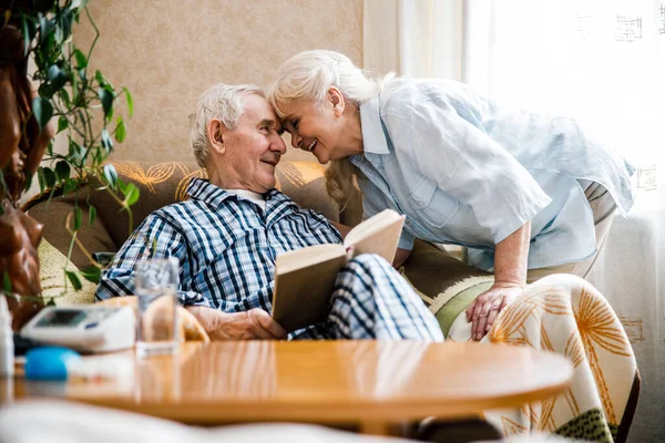 Casal feliz abraçando e cabeça pressionada uns contra os outros — Fotografia de Stock