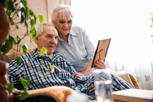 Abuela y abuelo sentado con foto de familia —  Fotos de Stock