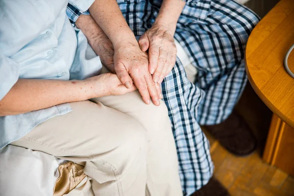 Pareja cogida de la mano — Foto de Stock