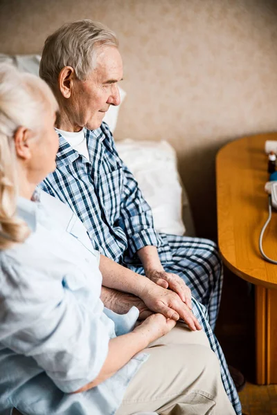 Senior couple holding each others hands — Stock Photo, Image